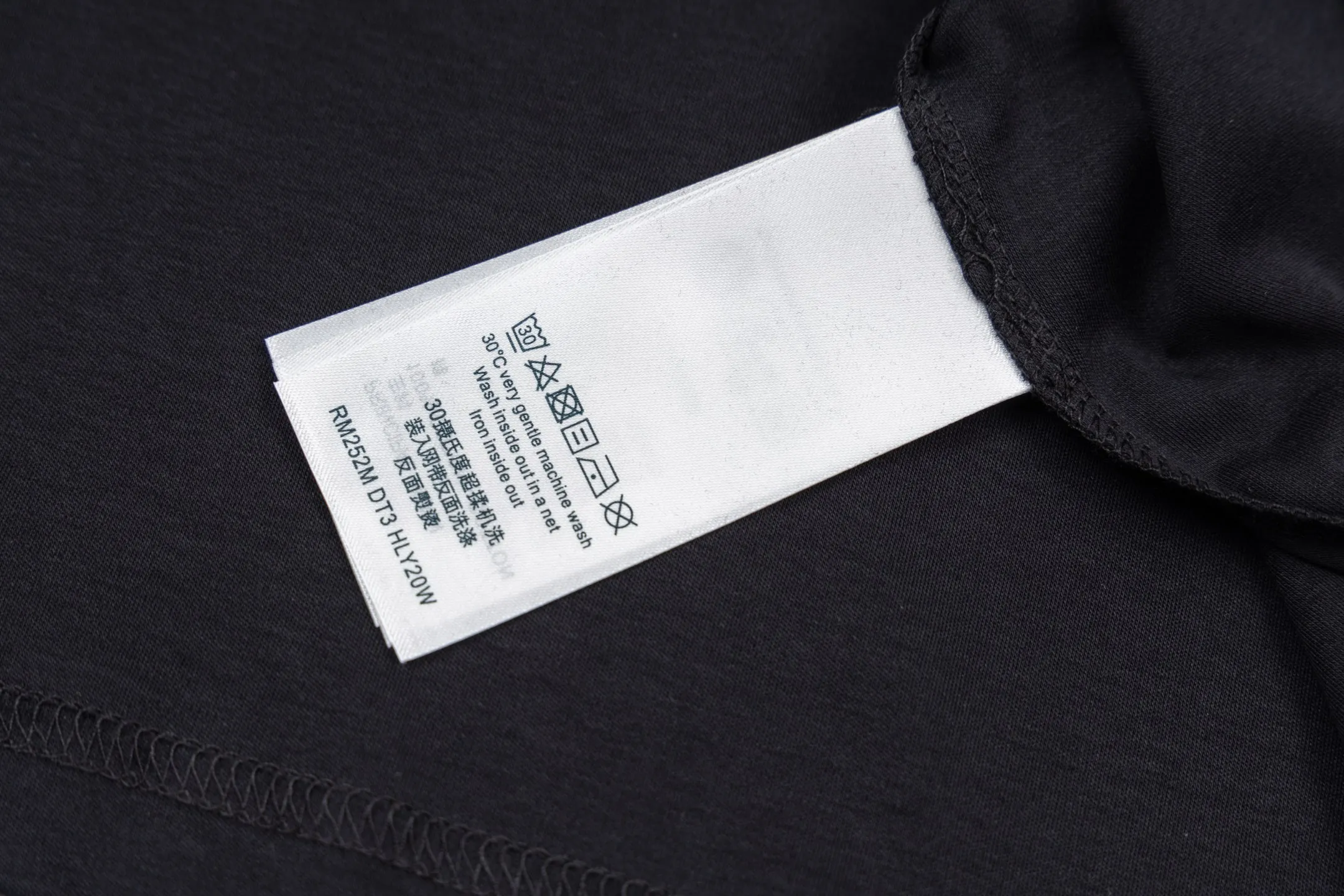 🅿️270 1v 25FW handwritten logo embroidered short sleeves. The fabric is made of 60S 170g double-sided single yarn fabric, and the rib is made of 32S 300g double yarn stretch rib. This T-shirt is made from soft cotton knit, with a slightly nipped waist and ribbed crew neck for a relaxed fit. The handwritten Louis logo is embroidered on the chest, making it an elegant everyday choice. The yarn count is 60, which is a high-count cotton yarn that is delicate and soft. This fabric is based on the delicate texture of high-count cotton, and its double-sided weaving enhances practicality. The single-strand structure makes the fabric lighter and more breathable. Double-sided knitting technology has the same texture on the front and back. The fabric has a tight structure, good elasticity and is not easy to curl. It has a delicate touch and is suitable for close-fitting wear. Flat stitch embroidery three-dimensional craft is a special embroidery technique that uses flat stitch to create embroidery with a three-dimensional feel. This process creates a richer three-dimensional effect and layering by precisely controlling the depth and angle of the stitches and increasing the density and length. Size:XS-S-M-L